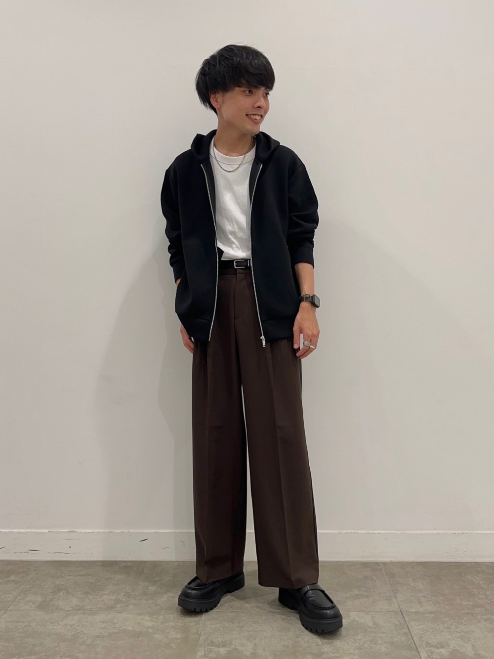 コットンクルーネックT(半袖)、ツータックバギースラックス(ストライプ