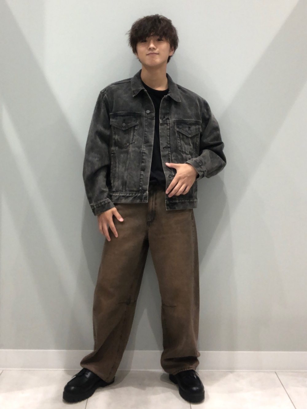 コットンクルーネックT(半袖)、デニムジャケット」の着用 