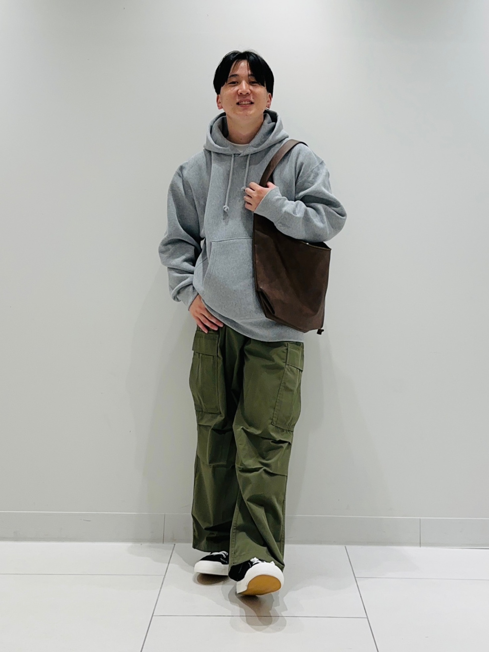 スーパーワイドカーゴパンツ」の着用コーディネート| ジーユー