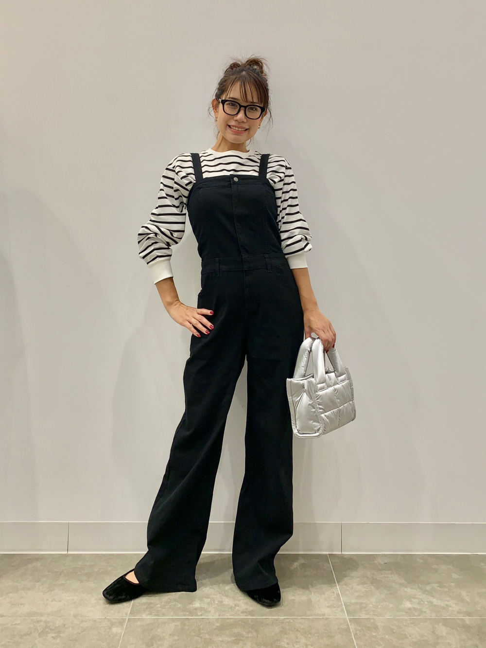 ブラッシーニットスキッパーポロシャツ、バレルレッグジーンズ+
