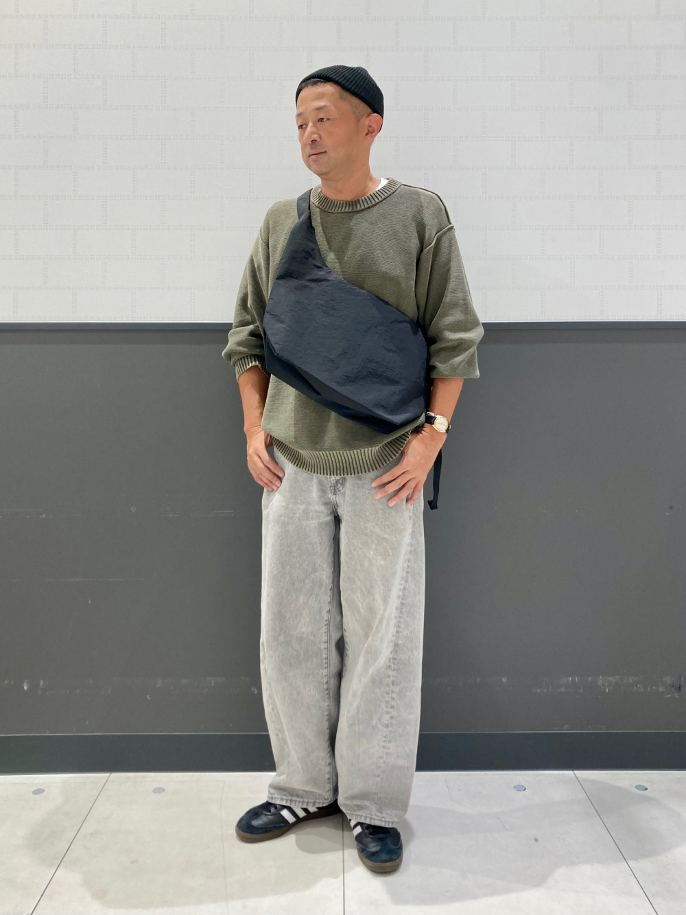 コットンクルーネックT(半袖)、ツータックバギースラックス(ストライプ