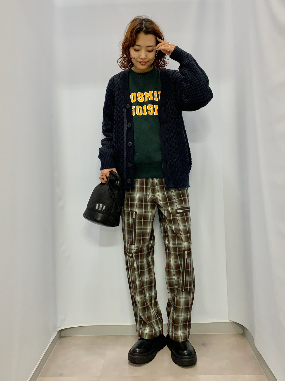トラックパンツ UNDERCOVER、トラックジャケット UNDERCOVER」の着用