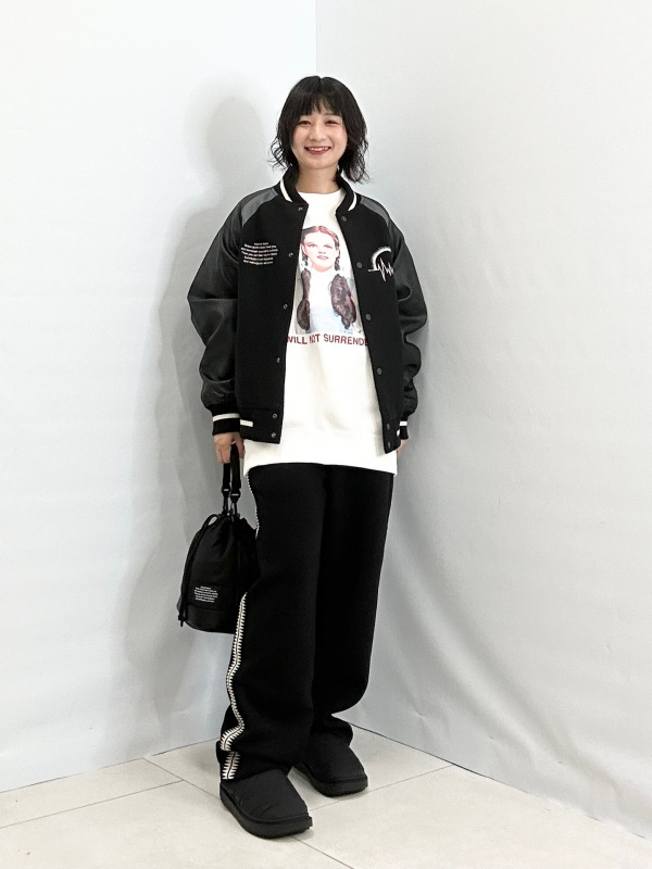 トラックパンツ UNDERCOVER、スタジアムジャンパー UNDERCOVERの