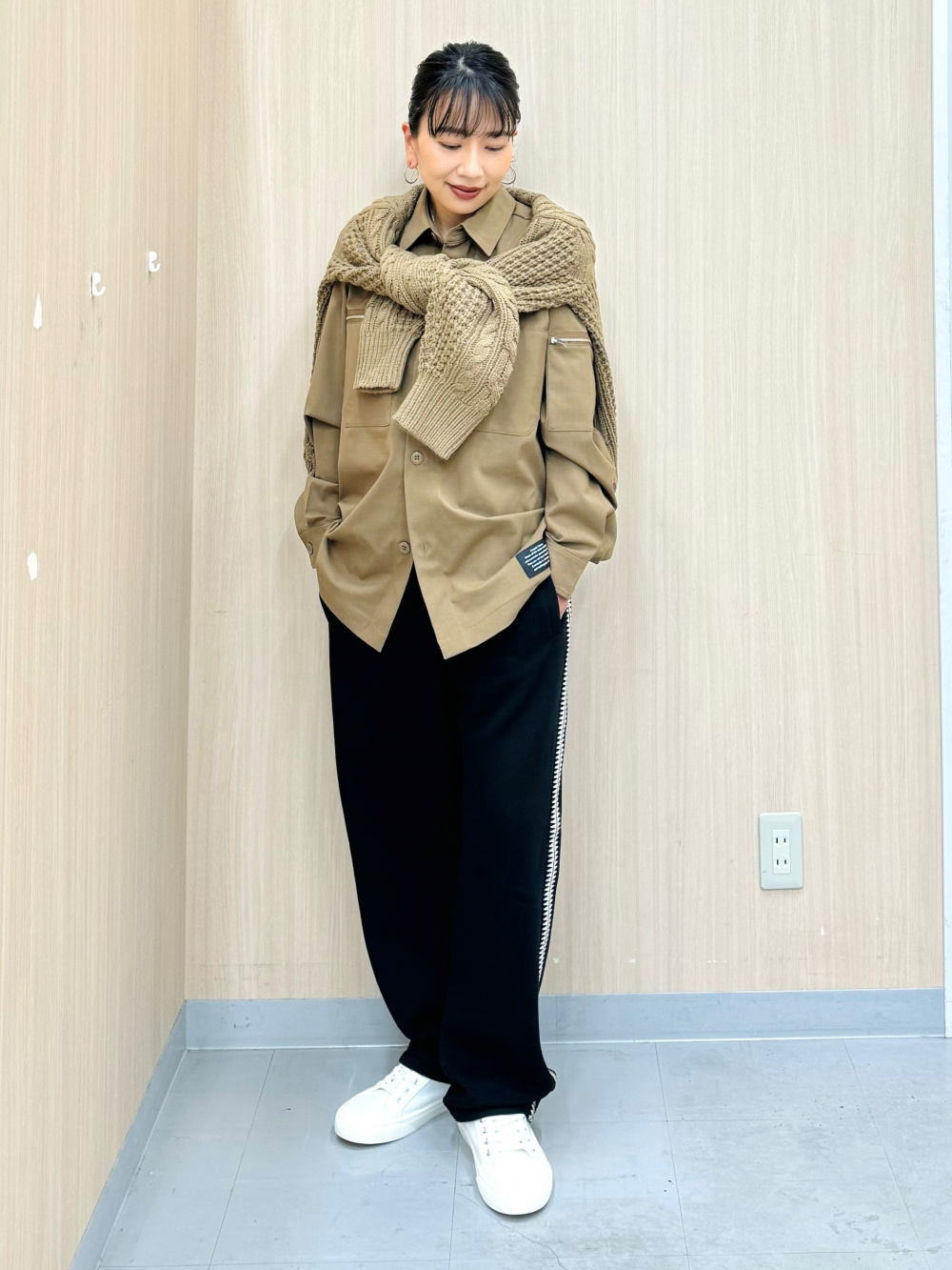 トラックジャケット UNDERCOVER(セットアップ可能)、トラックパンツ UNDERCOVER(セットアップ可能)」の着用コーディネート| ジーユー