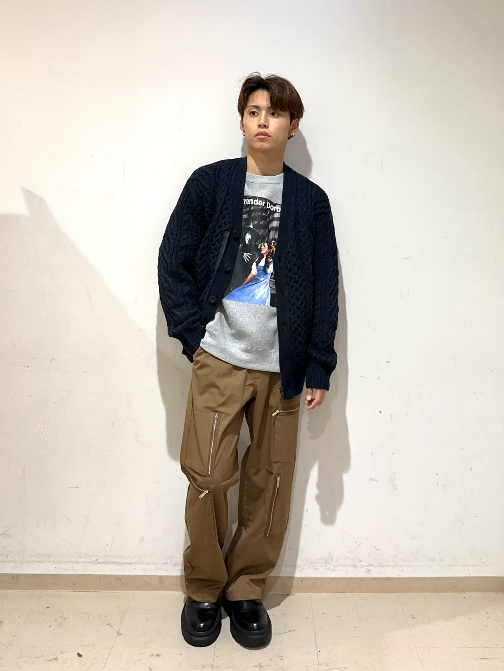ケーブルカーディガン UNDERCOVER、デニムコンバーチブルワイドカーゴパンツ UNDERCOVER」の着用コーディネート| ジーユー