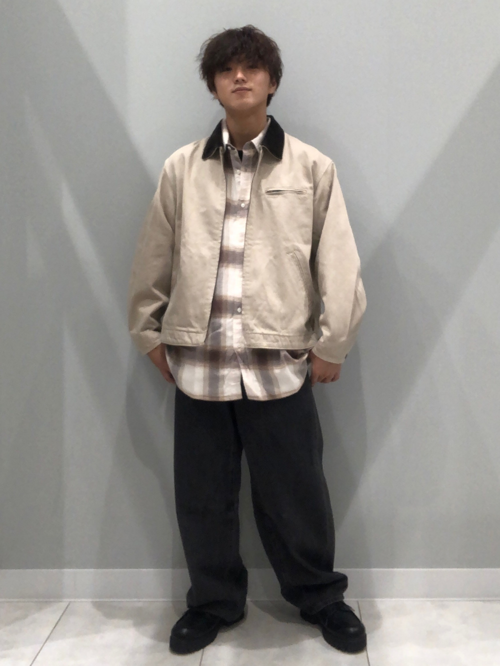 コットンクルーネックT(半袖)、ツータックバギースラックス(ストライプ