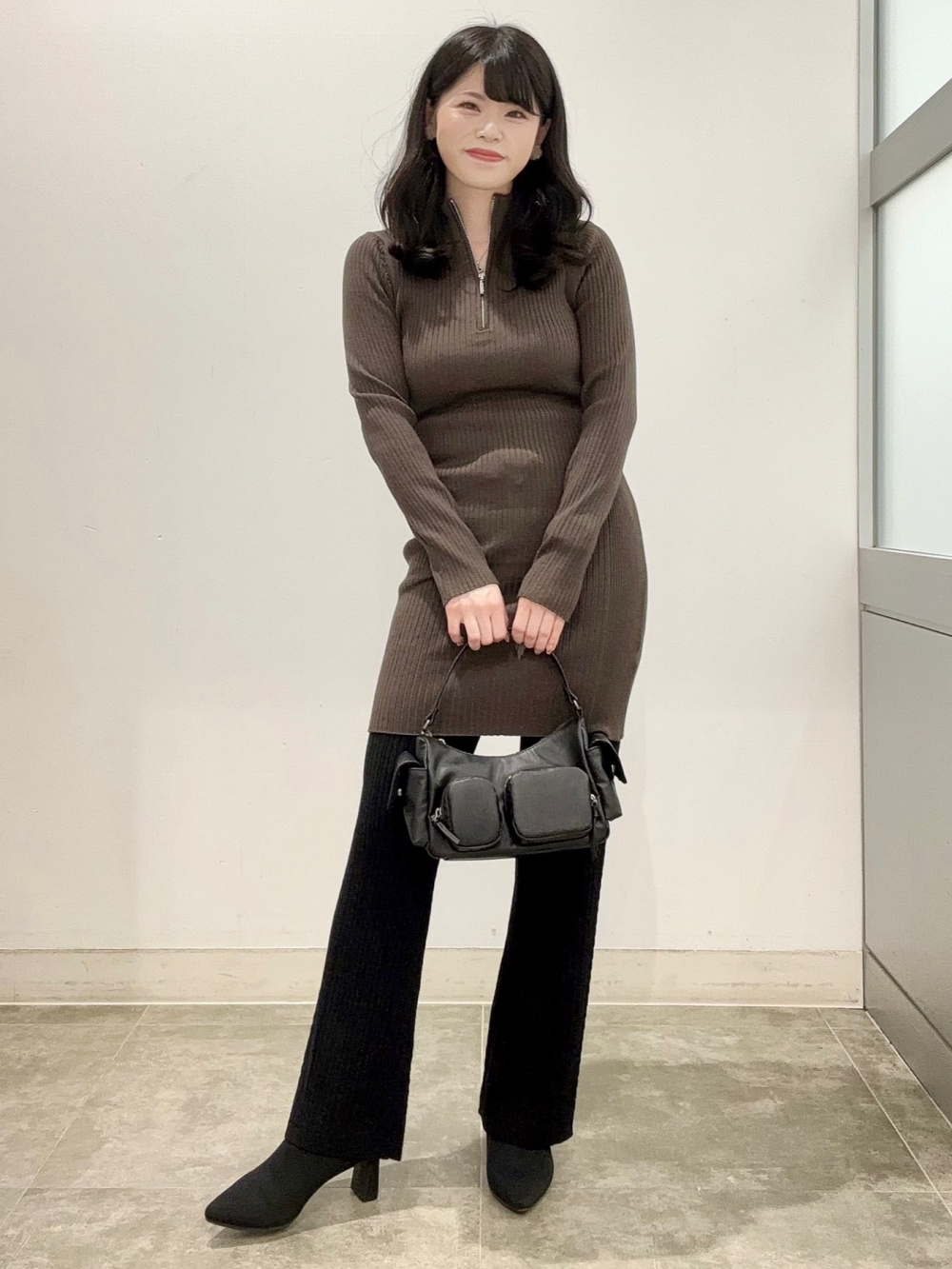 ハーフジップミニワンピース、ケーブルニットパンツ」の着用