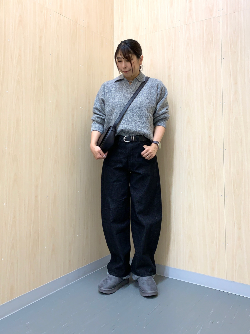 ブラッシーニットスキッパーポロシャツ、バレルレッグジーンズ