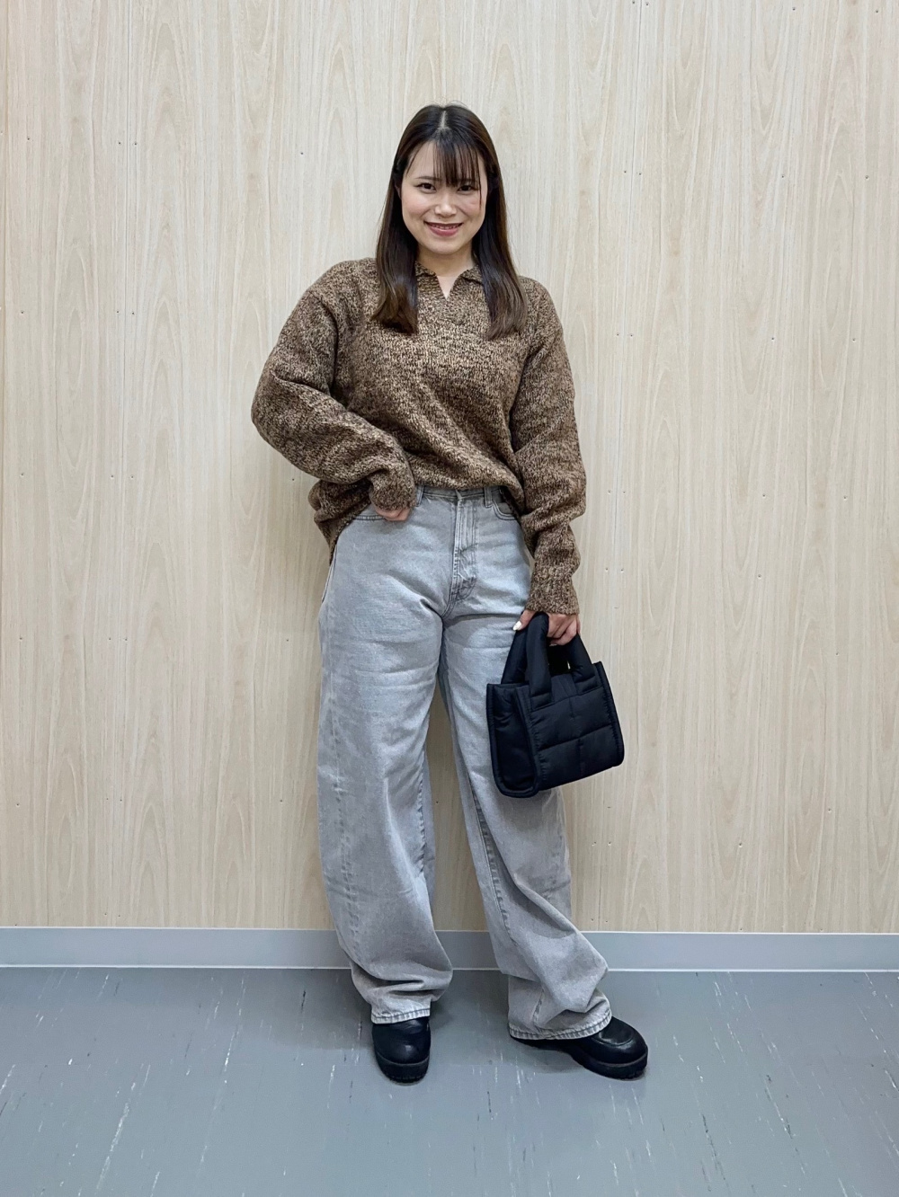 ブラッシーニットスキッパーポロシャツ、バレルレッグジーンズ+