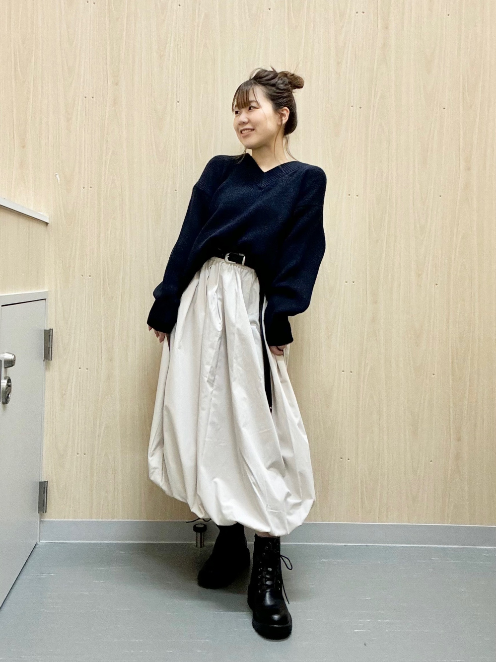 メランジVネックセーター、バブルヘムミディスカートQ(2024年モデル