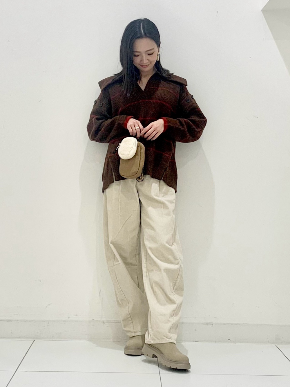 ボーダーセーラーカラーセーター by rokh、ジーンズ by rokh」の着用