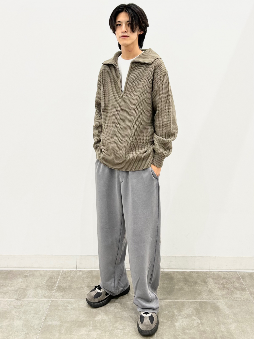 ウォッシュドスウェットワイドパンツ(セットアップ可能)」の着用