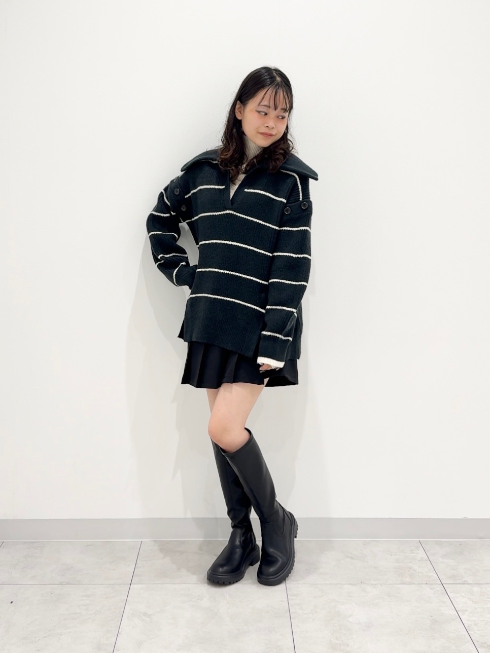 ボーダーセーラーカラーセーター by rokh、ジーンズ by rokh」の着用