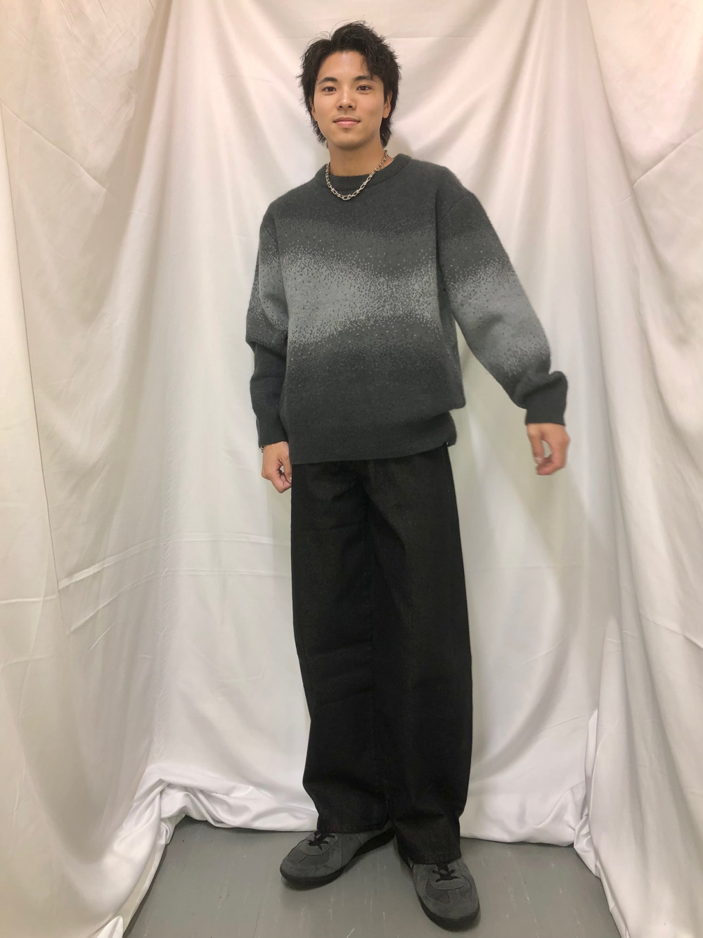 ブラッシーニットスキッパーポロシャツ、バレルレッグジーンズ