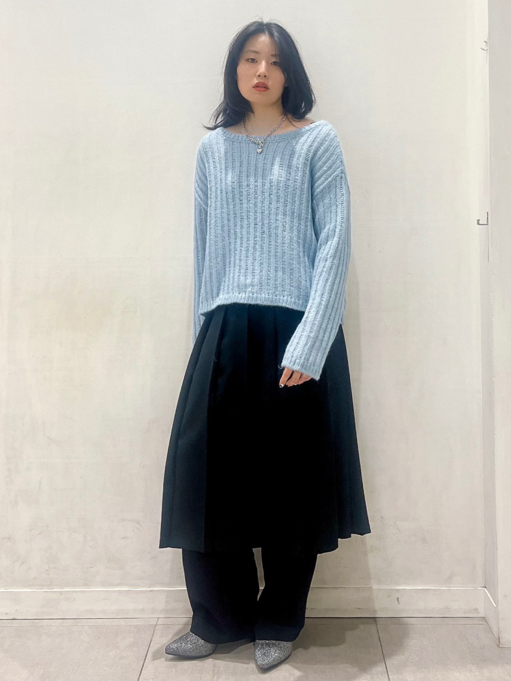 ライトヘアリーボクシーセーターQ、ボウタイブラウスZ+E」の着用