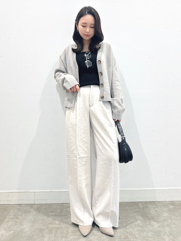 シアーボトルネックT(長袖)、ハイライズストレートジーンズ(丈