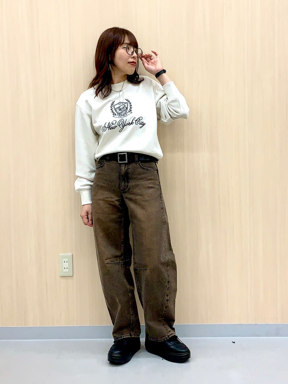 グラフィックスウェットプルオーバー、バレルレッグジーンズ(丈標準