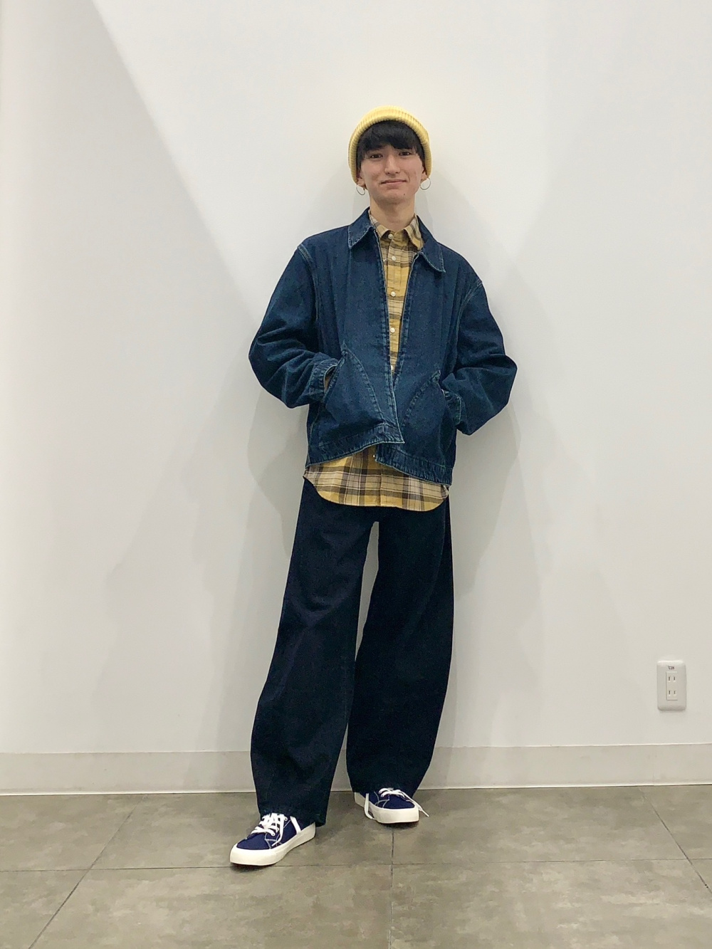 カジュアルなコーデに♪【LOUISVUITTON】クルーネックTシャツ ヴィトンのバッグ他】Tシャツ×デニムコーデを上品に見せたいとき