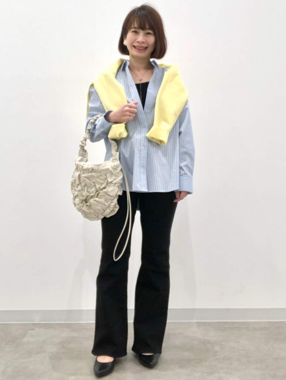 シアーボトルネックT(長袖)、ハイライズストレートジーンズ(丈