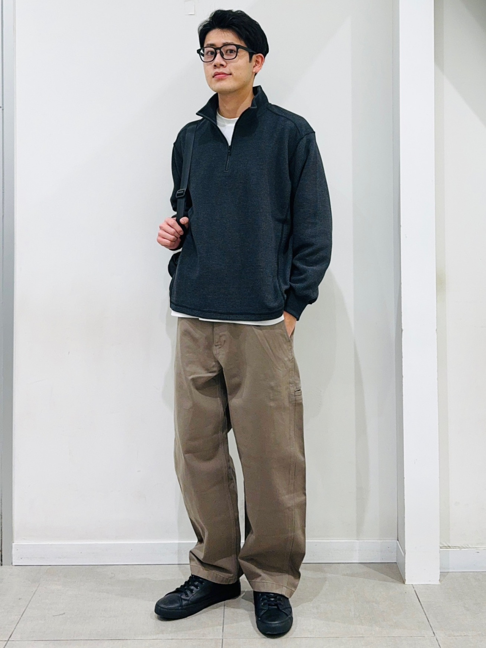 ウォッシュドシャツ(デニム)、スーパーワイドカーゴパンツ」の着用 