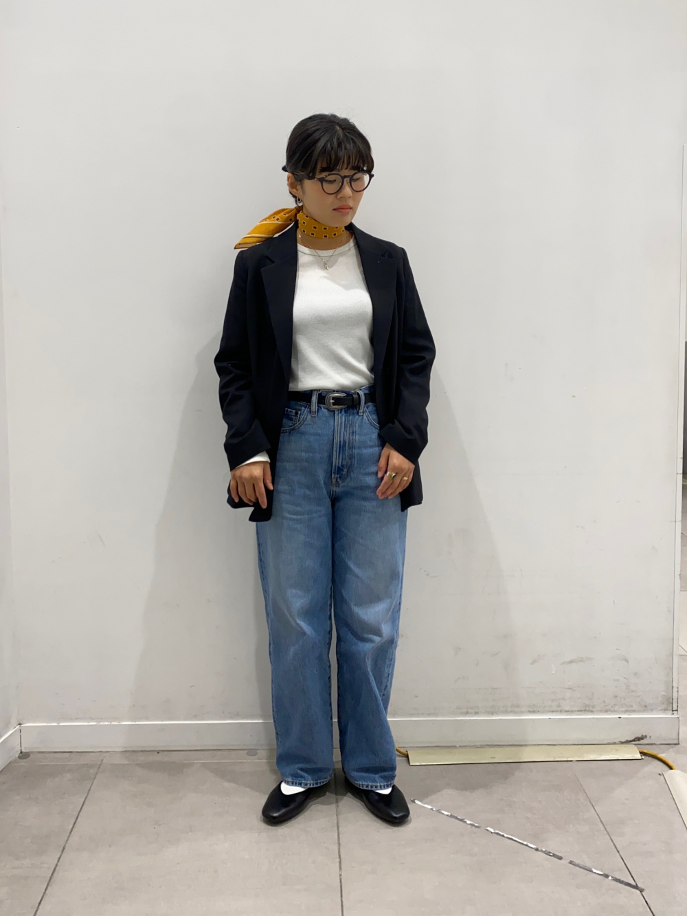 黒をクリーンに着る大人のコーデ術】襟元や足元に少しだけ白を