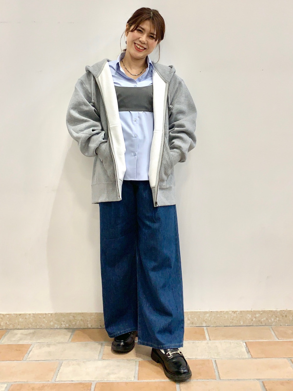 Hué　303540 オプションお写真2枚目掲載 2ピースビスチェアンドシャツセットQ（レディース）の着用