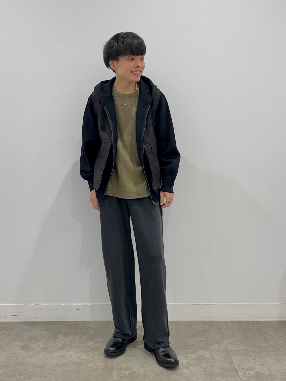 ウォッシュドスウェットワイドパンツ(セットアップ可能)」の着用