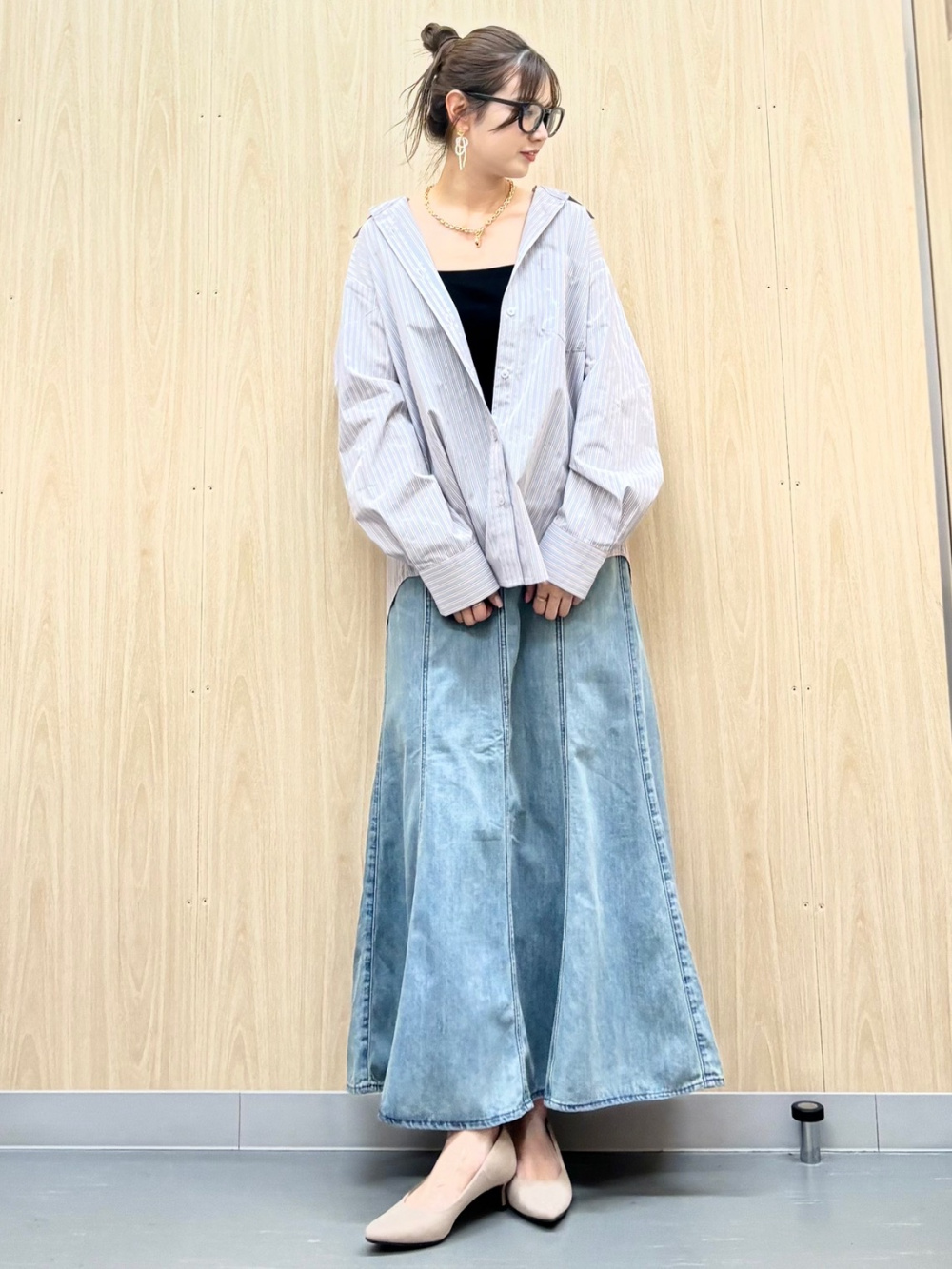 バックボタンストライプシャツ、スリムフレアジーンズ(丈標準