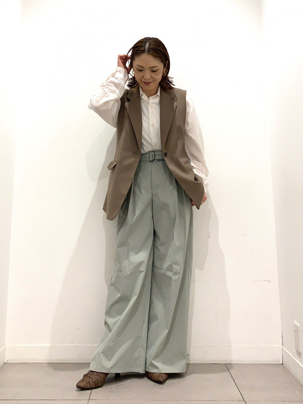 BRUNELLO CUCINELLI テーラードベスト ジレ テーラードベストZ、テクスチャーオープンカラーシャツ」の着用