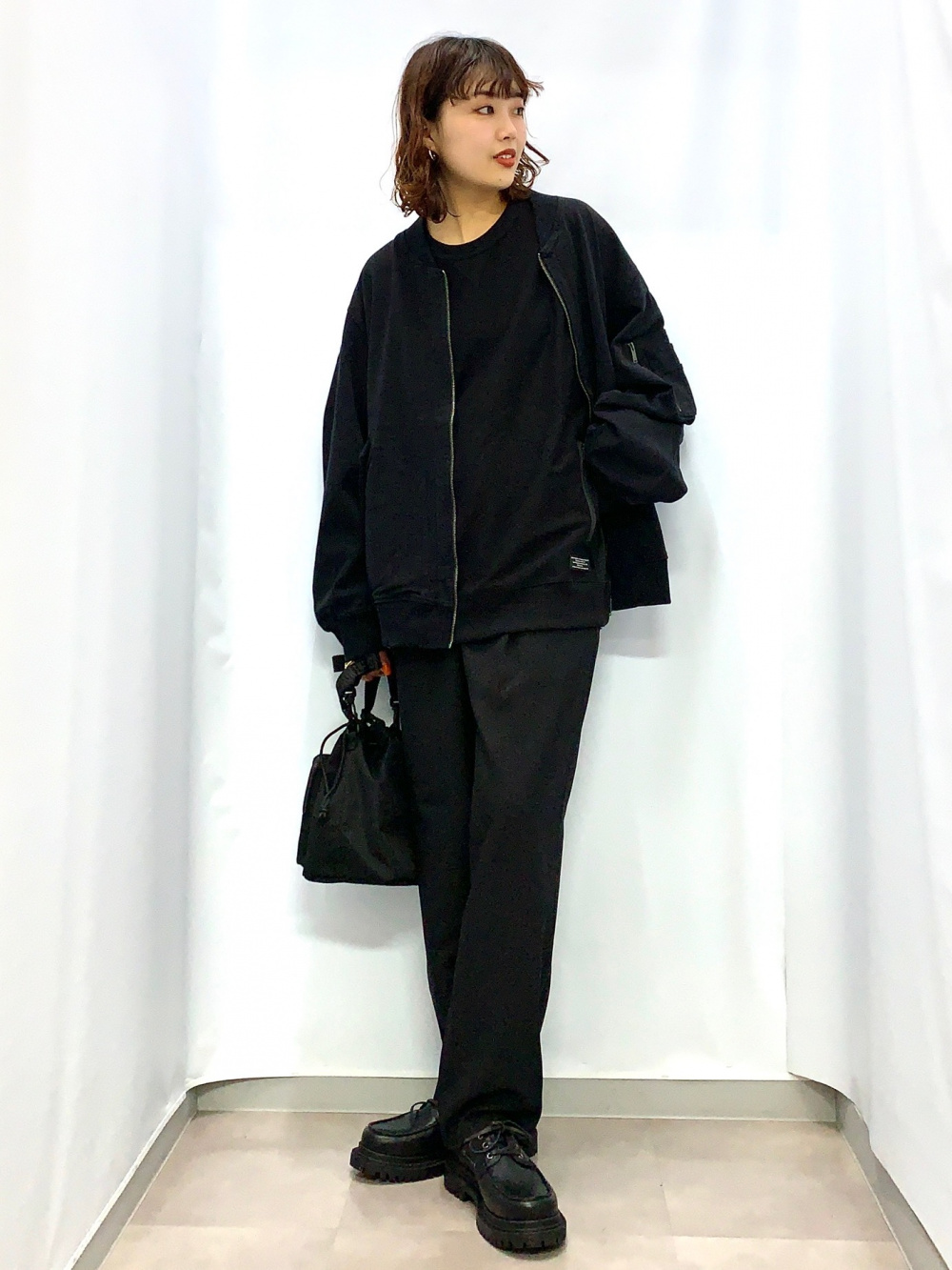 リブブルゾン UNDERCOVER、スウェT(5分袖) UNDERCOVER」の着用