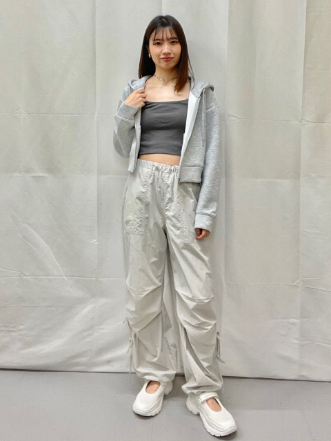 GU3着セット テックパラシュートプルオンパンツ L ブラック＆オリーブ＆グレー テックパラシュートプルオンパンツのレディースコーディネート一覧｜GU