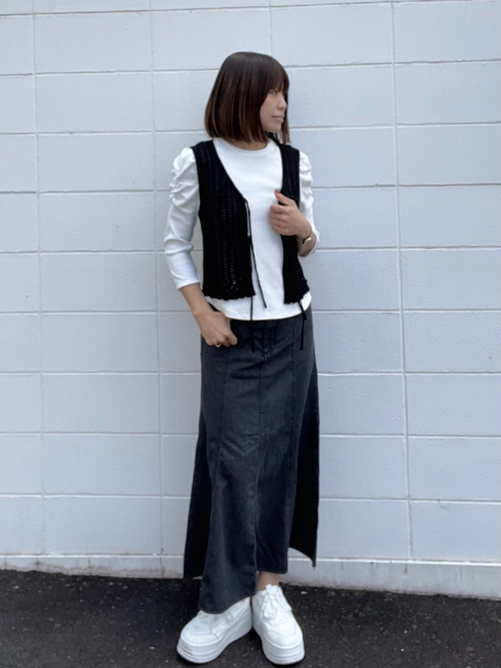 まゆ様　IEニットジレ BK ギャザースリーブT(7分袖)Z、透かし編みニットジレ」の着用