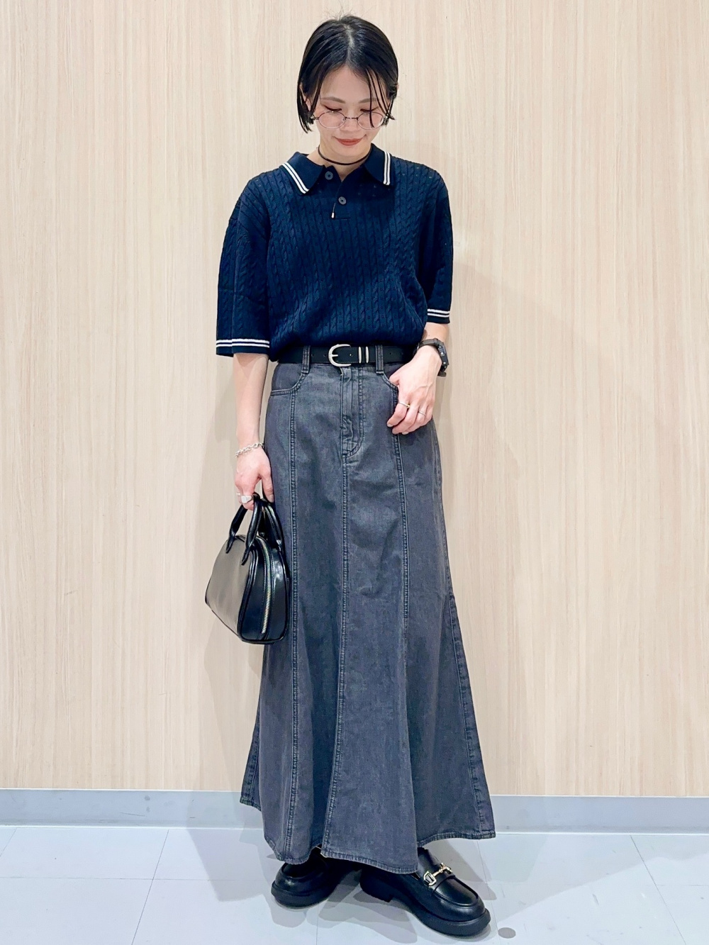 ブラッシーニットスキッパーポロシャツ、バレルレッグジーンズ