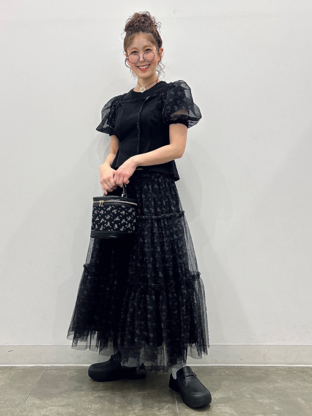 ボレロセットT by rokh、ショートケープコート by rokh」の着用