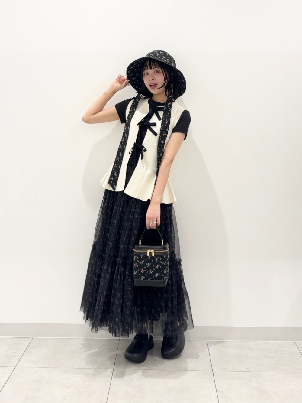 ボレロセットT by rokh、ショートケープコート by rokh」の着用