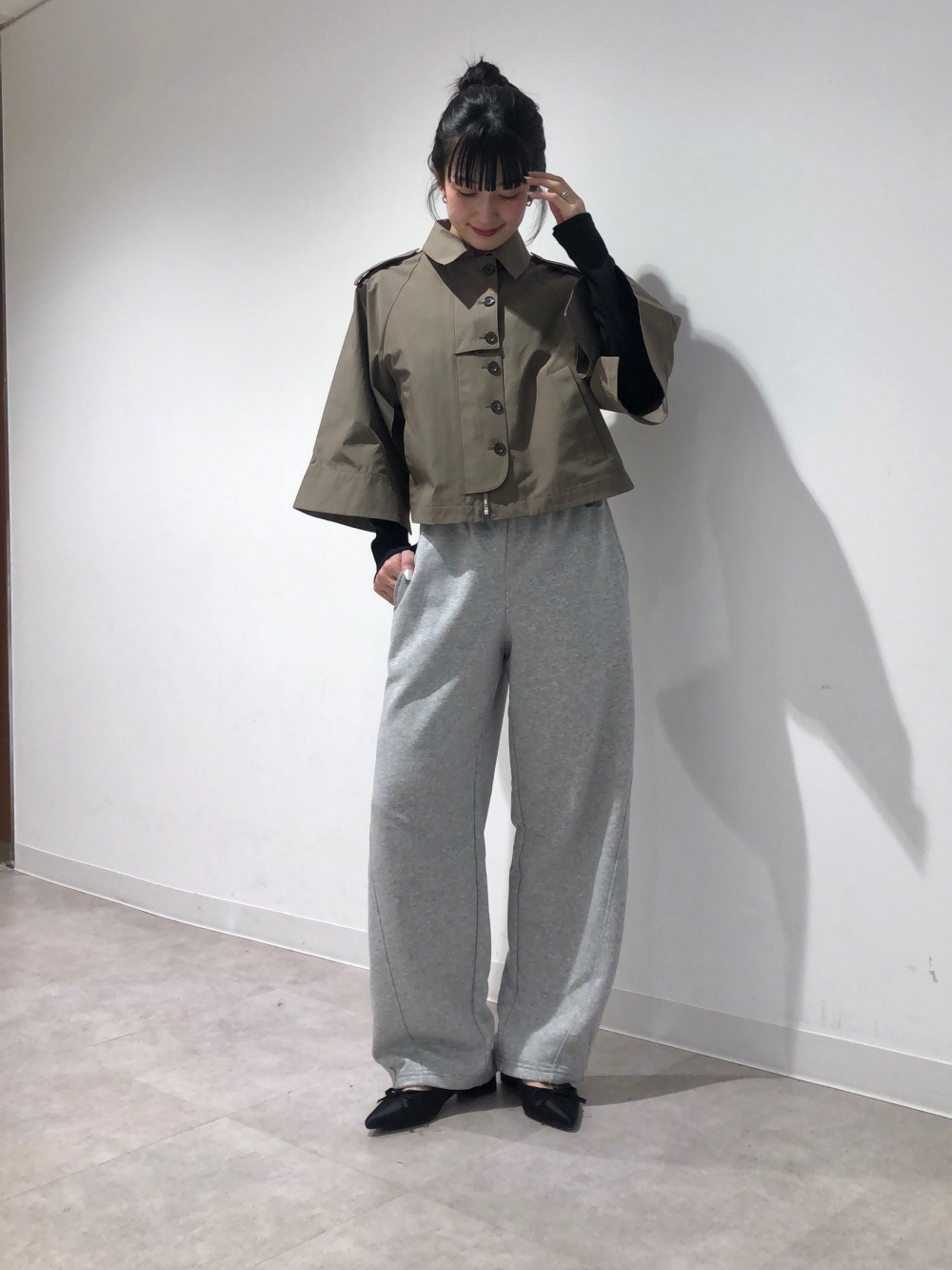 ボレロセットT by rokh、ショートケープコート by rokh」の着用