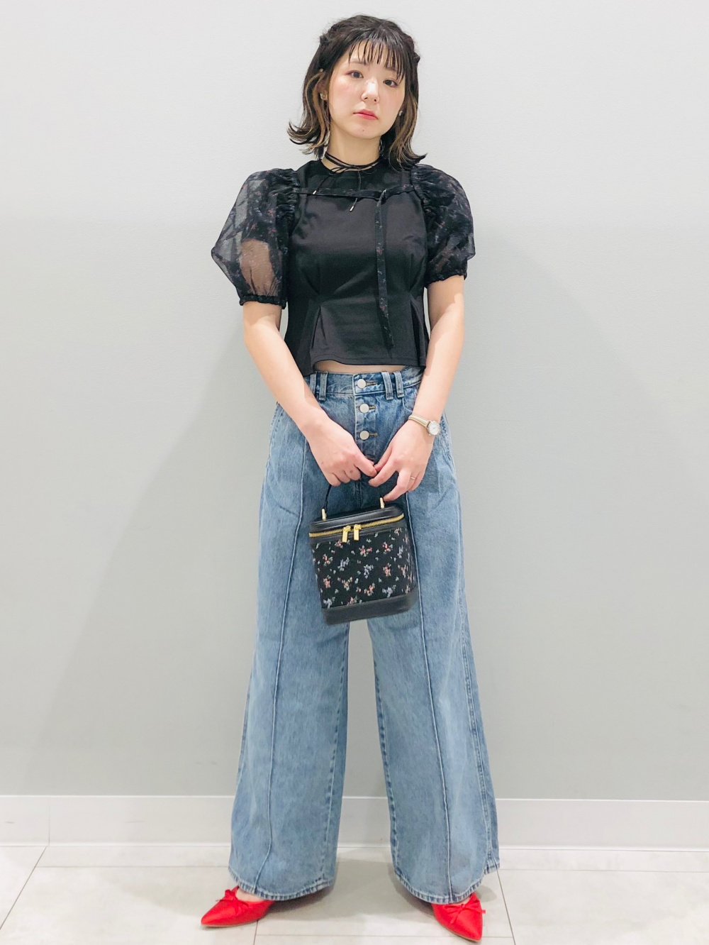 ボレロセットT by rokh、ショートケープコート by rokh」の着用