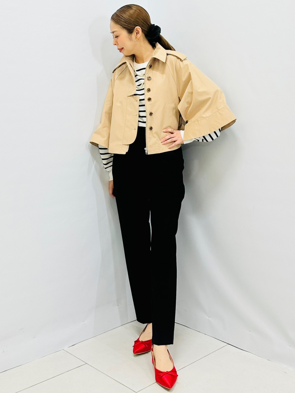 ボレロセットT by rokh、ショートケープコート by rokh」の着用