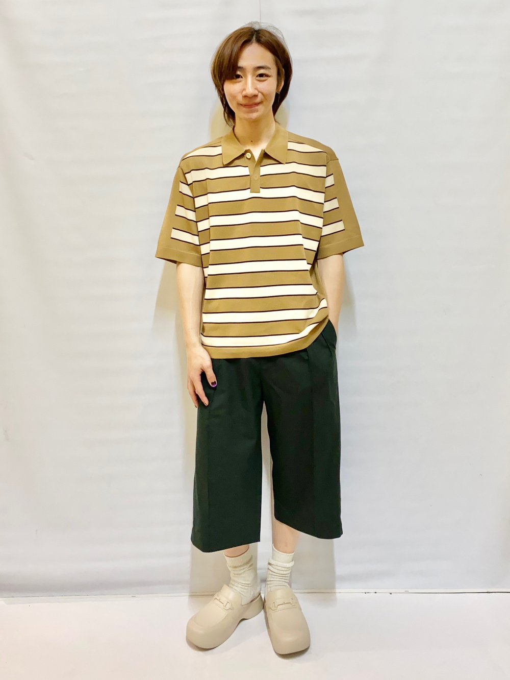ショートケープコート by rokh、ワイドジーンズ by rokh」の着用