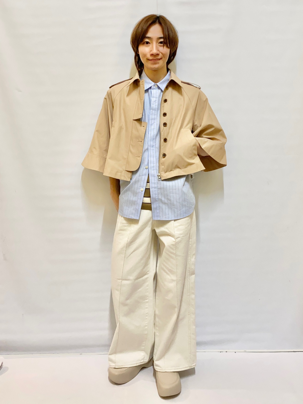 ショートケープコート by rokh、ワイドジーンズ by rokh」の着用