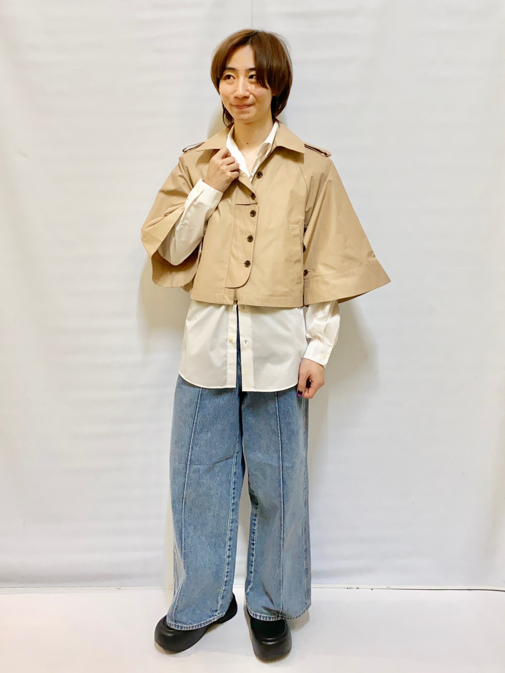 ショートケープコート by rokh、ワイドジーンズ by rokh」の着用