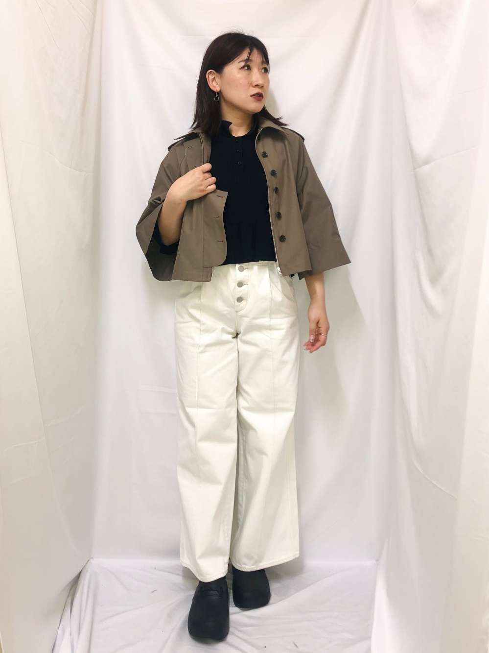 ボレロセットT by rokh、ショートケープコート by rokh」の着用