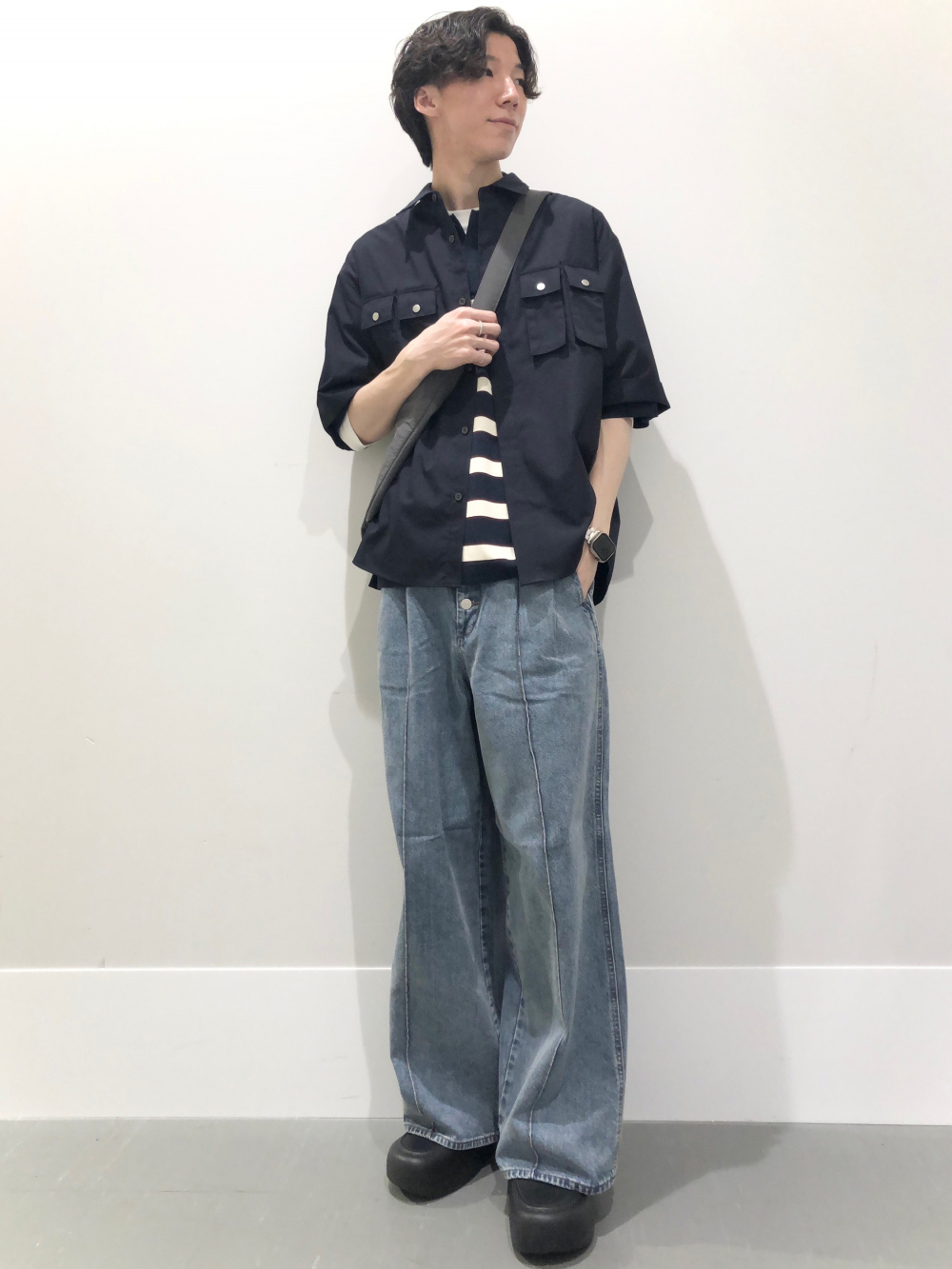 ショートケープコート by rokh、ワイドジーンズ by rokh」の着用