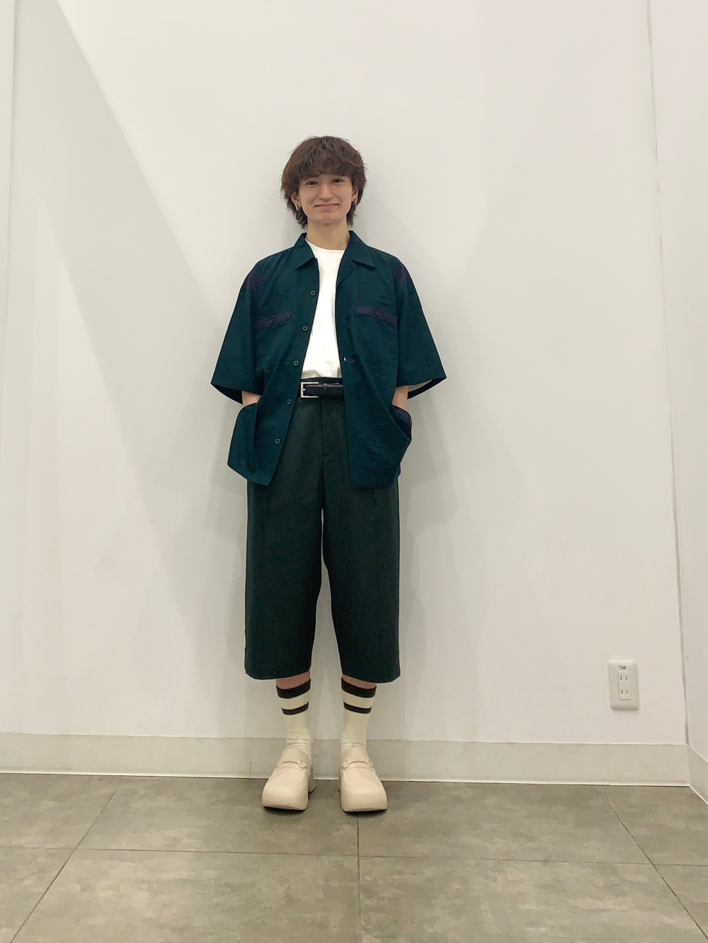 ショートケープコート by rokh、ワイドジーンズ by rokh」の着用