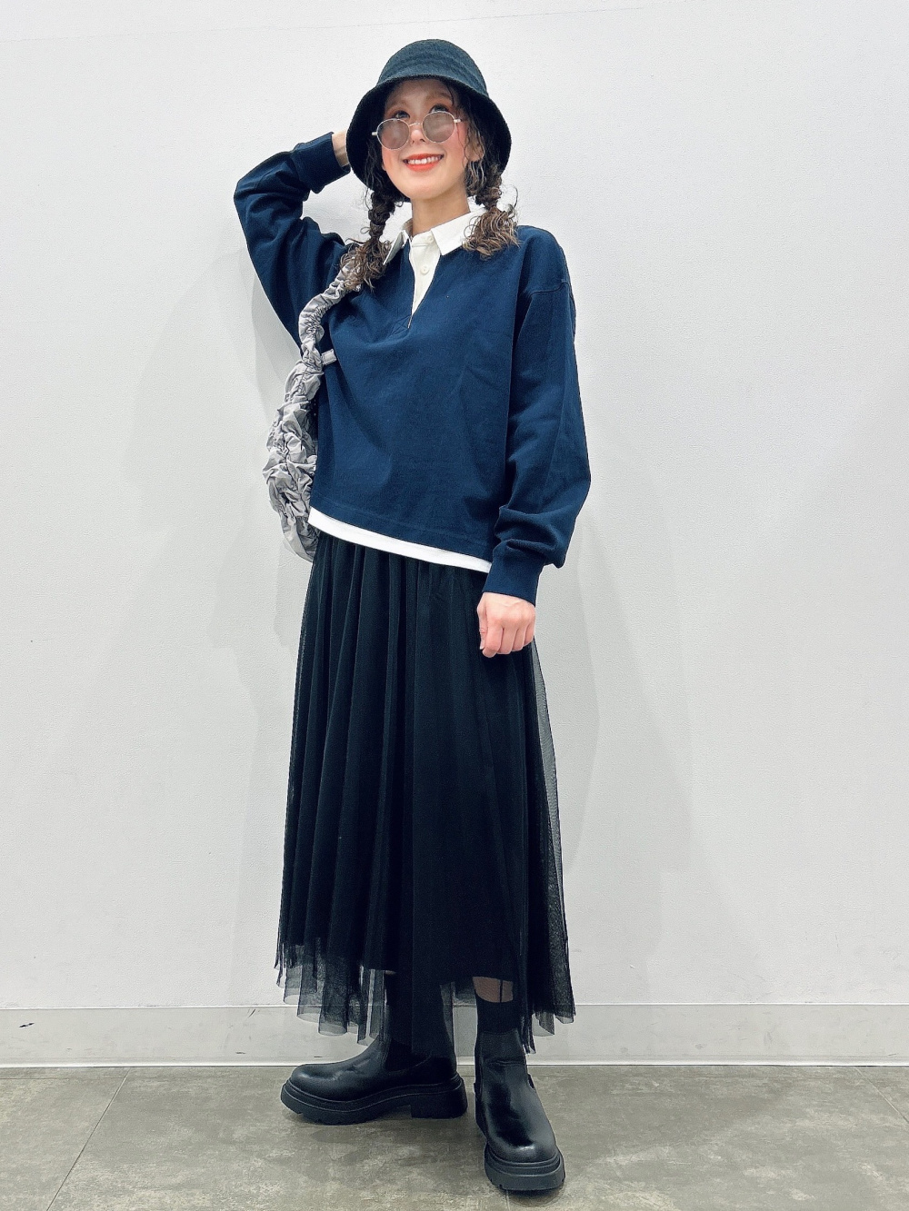 ラガーシャツ(長袖)Q、バブルヘムミディスカートNTQ+E」の着用