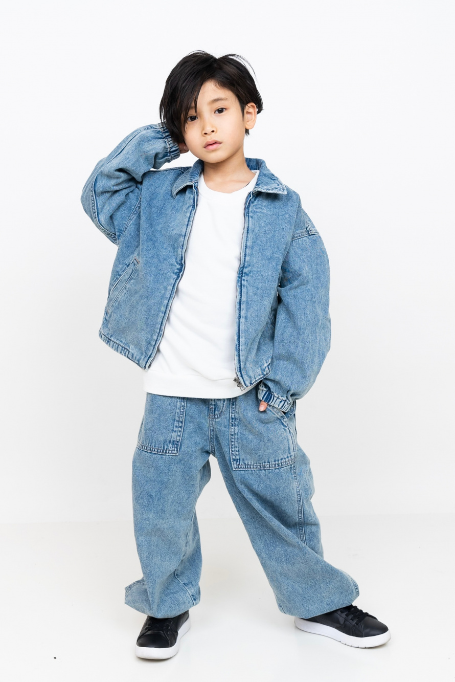 KIDS(男女兼用)デニムジップアップジャケット」の着用