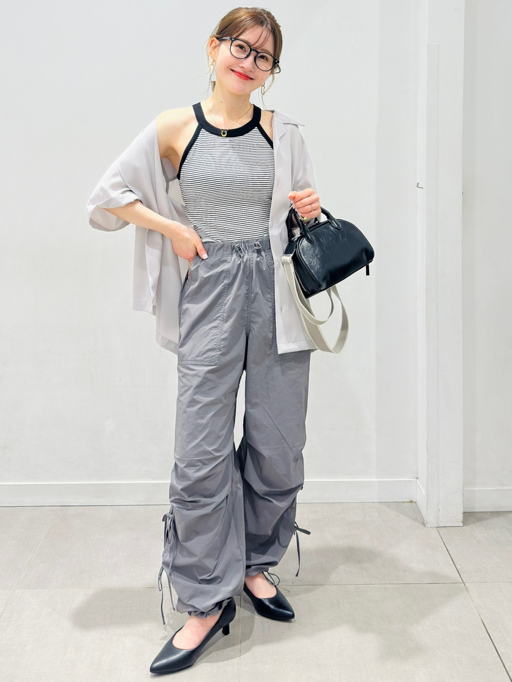 ギャザースリーブT(7分袖)Z、テックプルオンパンツ」の着用
