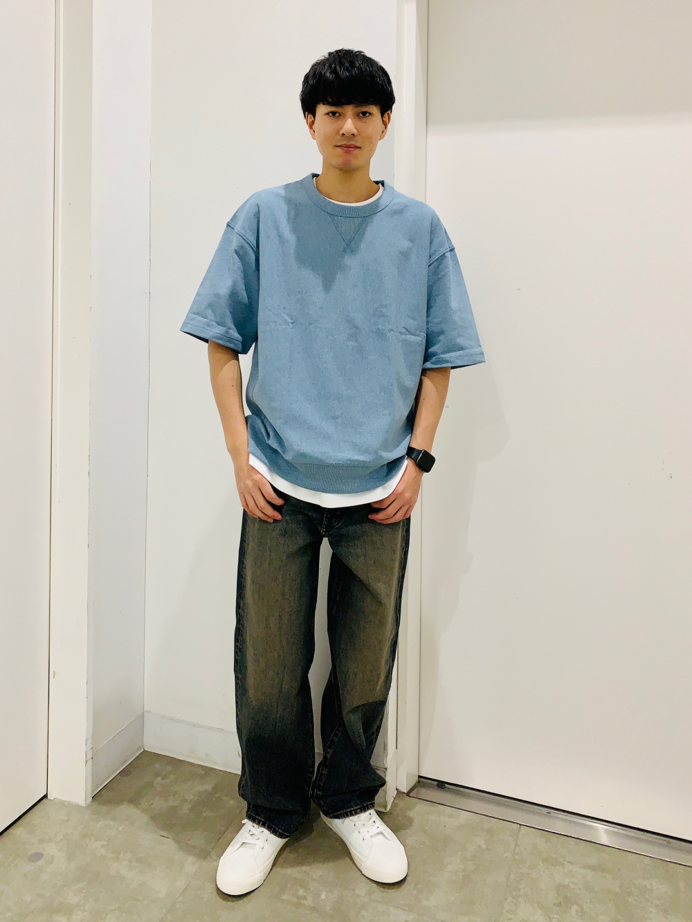 ボウタイシャツQ、デニムタックトラウザーQ+E」の着用