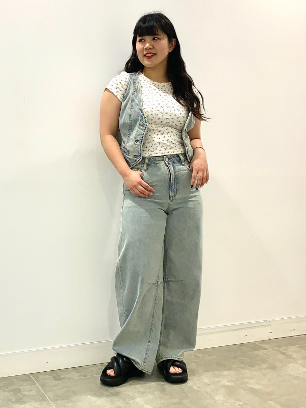 ポインテールフラワープリントT（レディース）の着用コーディネート