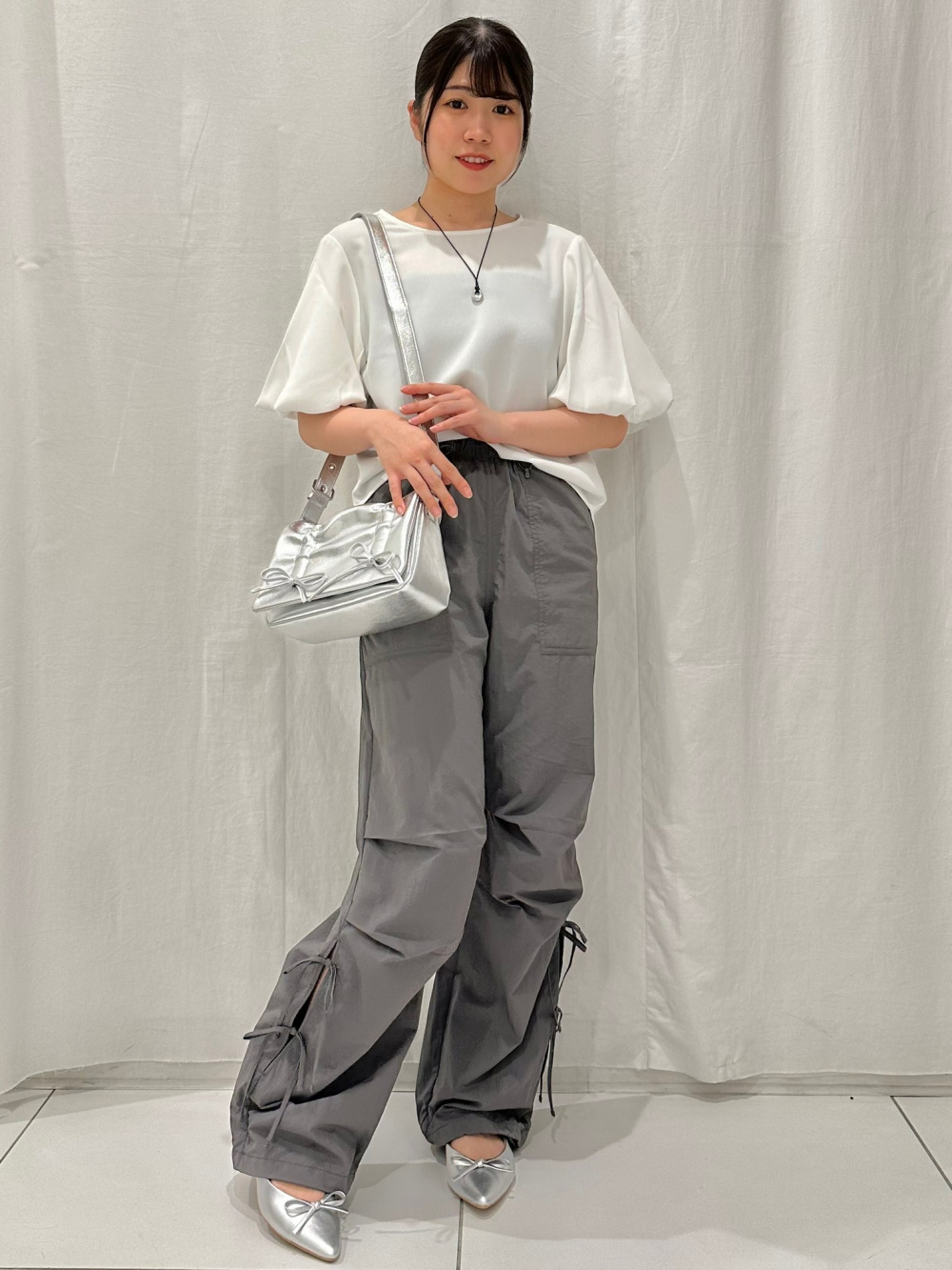 バブルスリーブブラウス(5分袖)Z、テックプルオンパンツ」の着用